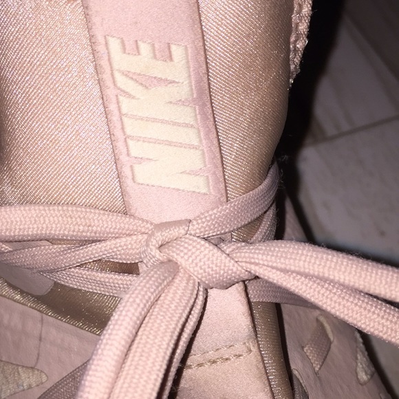 nike running shoes - Picture 3 of 5